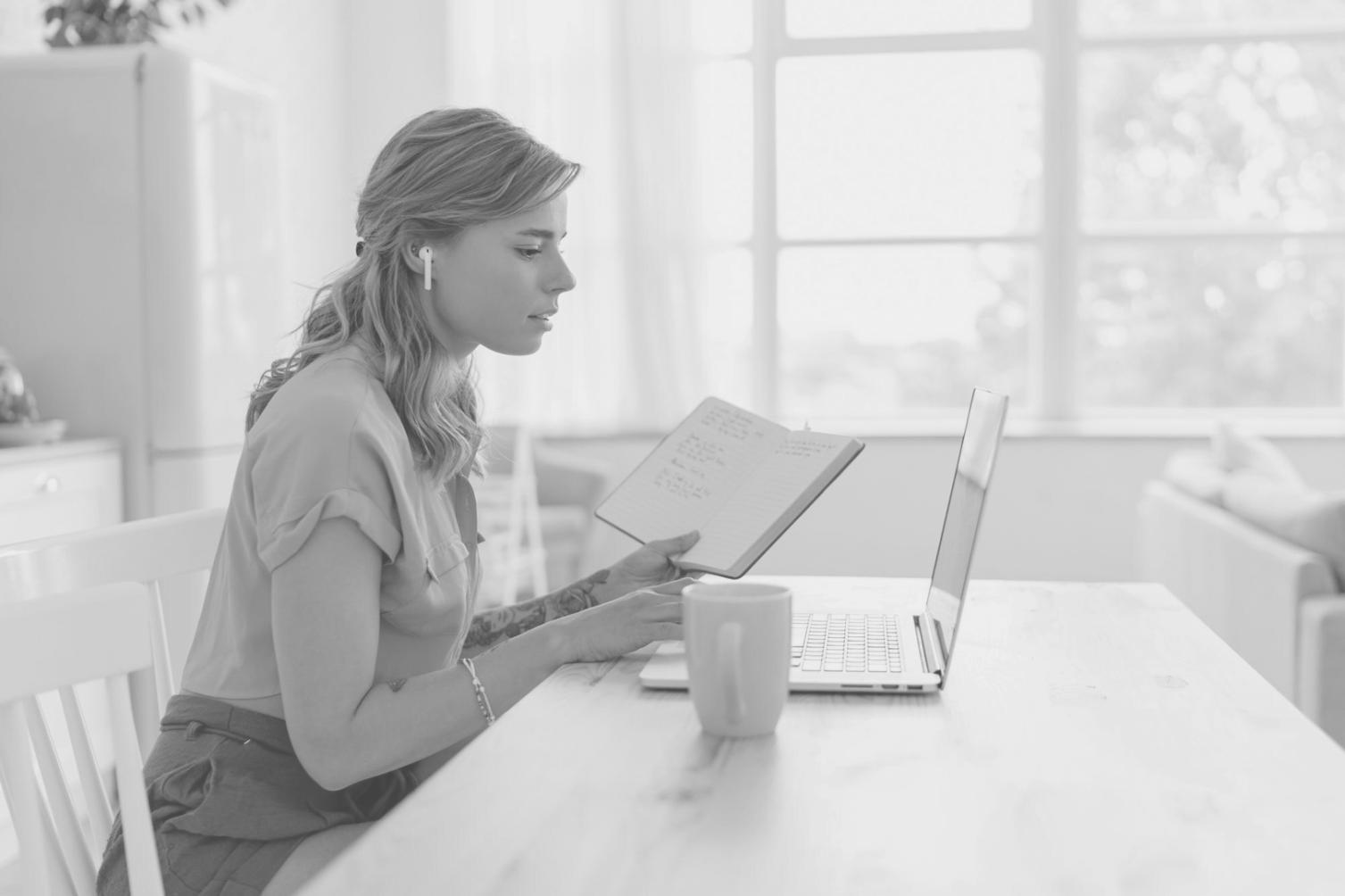 Kreative Schreibwerkstatt mit Teilnehmern beim Entwickeln von Geschichten