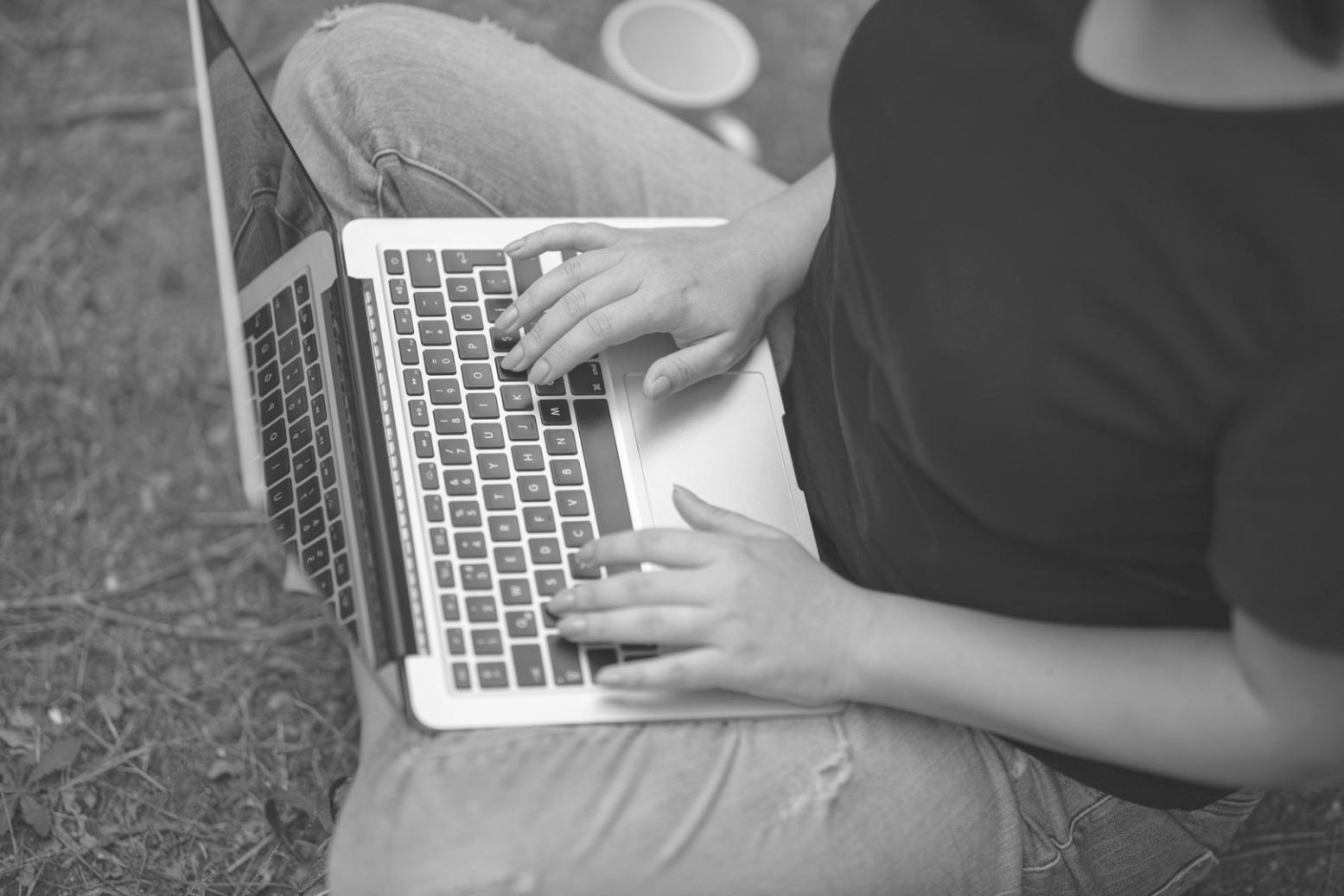 Teilnehmer bei einer kollaborativen Schreibübung in modernem Seminarraum