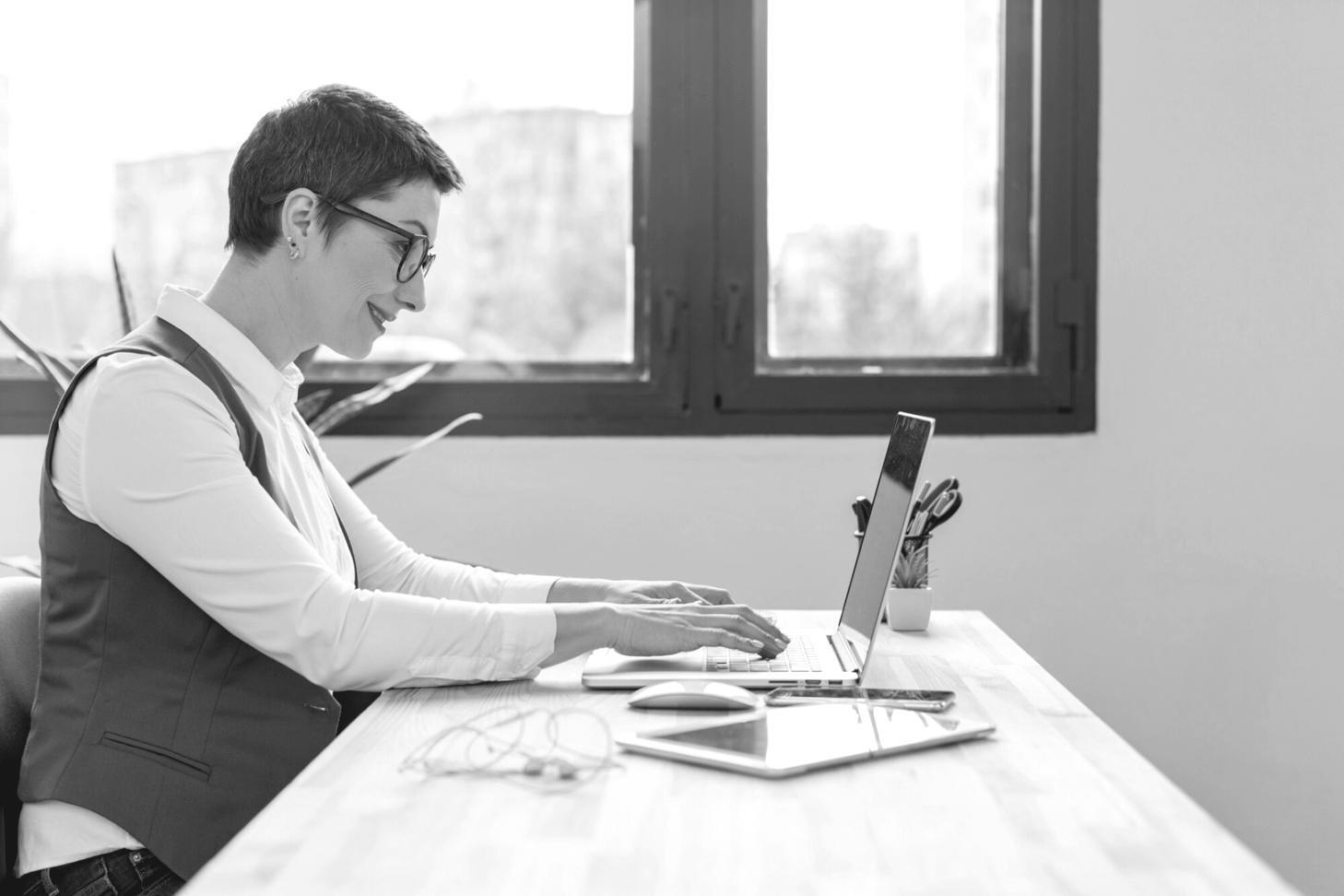 Kreative Arbeitsumgebung mit narrativen Strukturelementen und Planungsunterlagen