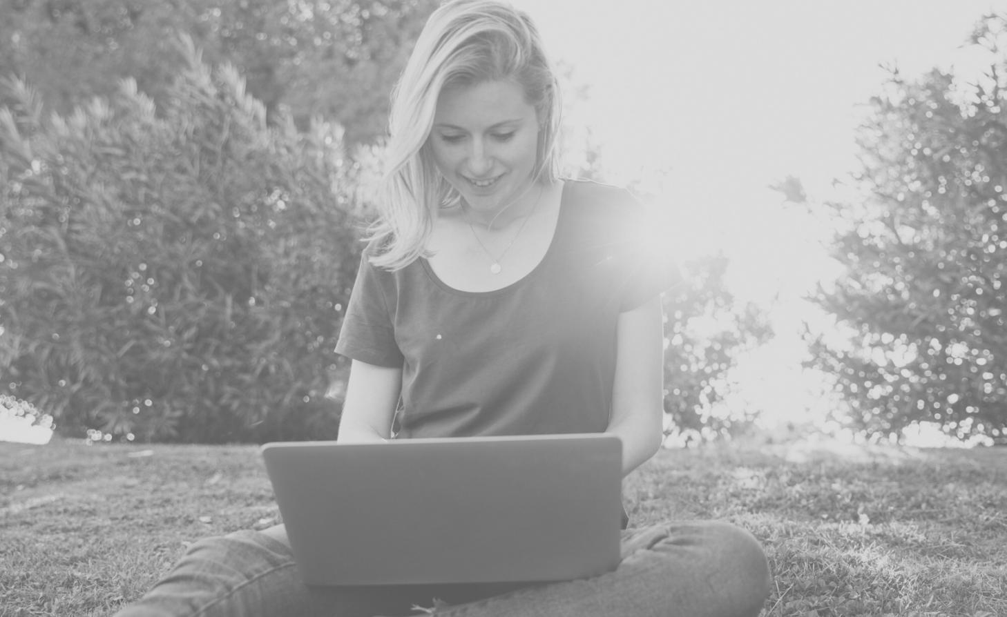 Workshop-Teilnehmer beim gemeinsamen Entwickeln von Geschichten